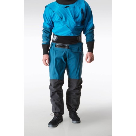 Combinaison étanche Crux de la marque NRS bleu portée